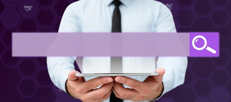 Foto hombre de negocios en oficina con camisa blanca de pie sosteniendo una tableta en sus manos brillo de la pantalla del dispositivo que presenta un mensaje tecnológico imagen de estilo futurista con brillo de color