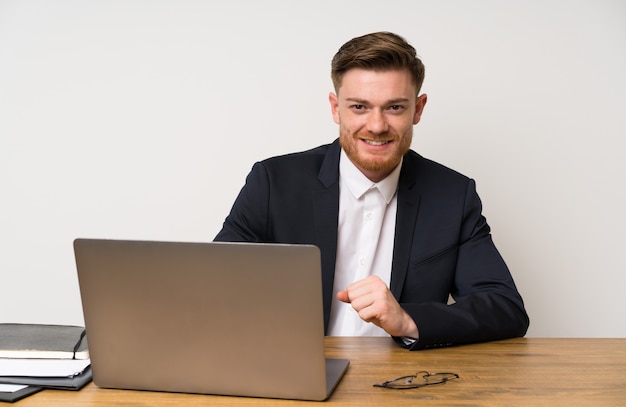 Hombre de negocios, en una oficina