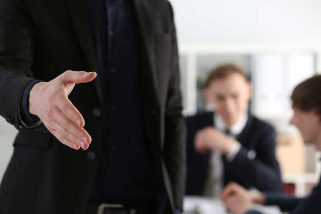 El hombre de negocios ofrece la mano para saludar como saludo en primer plano de la oficina.