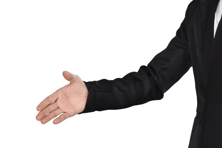 Foto hombre de negocios ofreciendo la mano para un apretón de mano en traje aislado en fondo blanco con camino de recorte