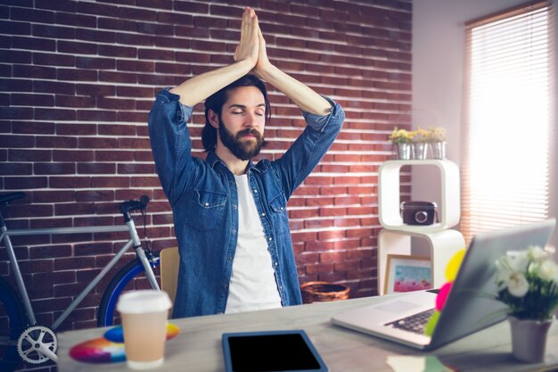 Foto hombre de negocios con los ojos cerrados meditando