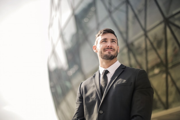 Hombre de negocios optimista confiado