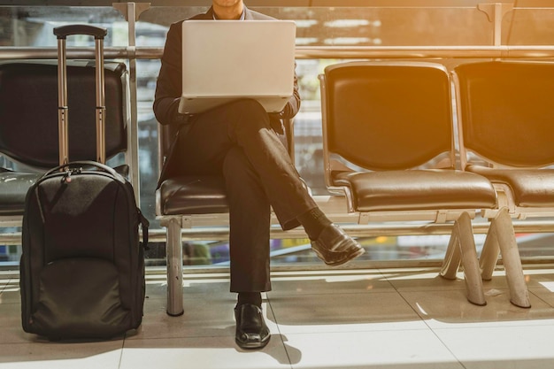 Foto hombre de negocios con ordenador portátil en el aeropuerto.concepto de aeropuerto de viajes y negocios.