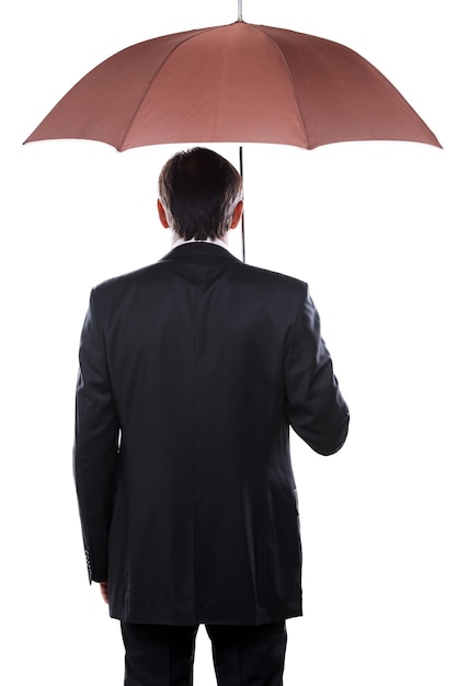 Hombre de negocios con paraguas. Vista trasera del hombre maduro en ropa formal sosteniendo paraguas mientras está de pie contra el fondo blanco.