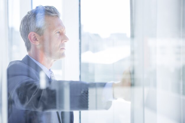 Hombre de negocios de pensamiento en la oficina