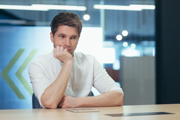 Hombre de negocios de pensamiento que trabaja en la oficina