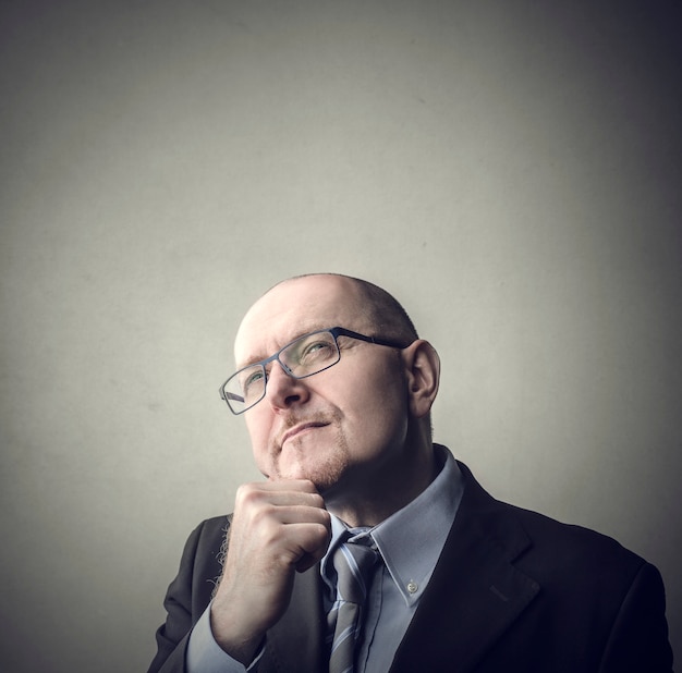 Foto hombre de negocios pensando y especulando.