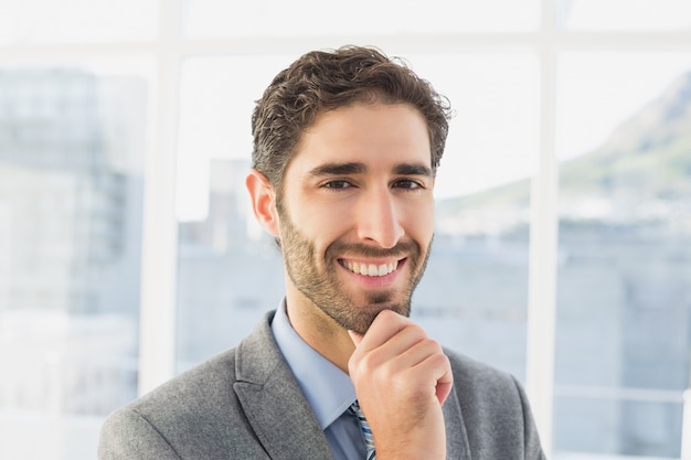 Hombre de negocios pensando en su trabajo