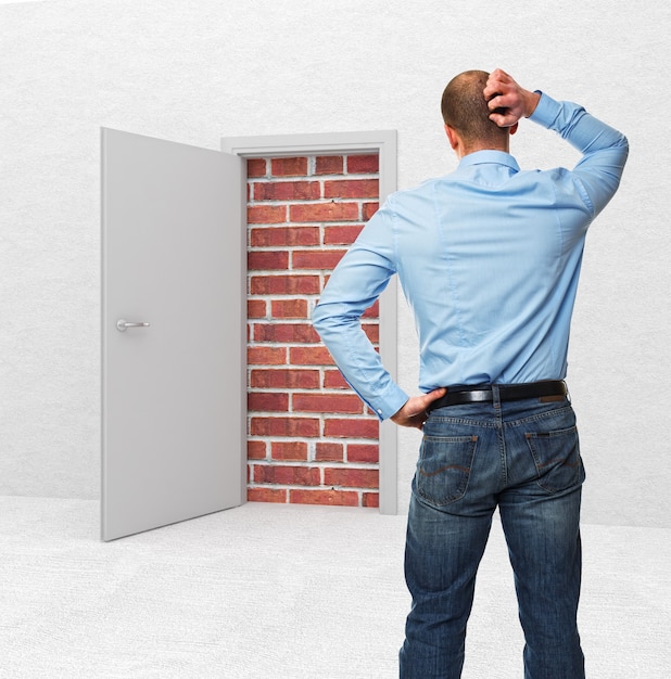 Foto hombre de negocios de pie y puerta cerrada