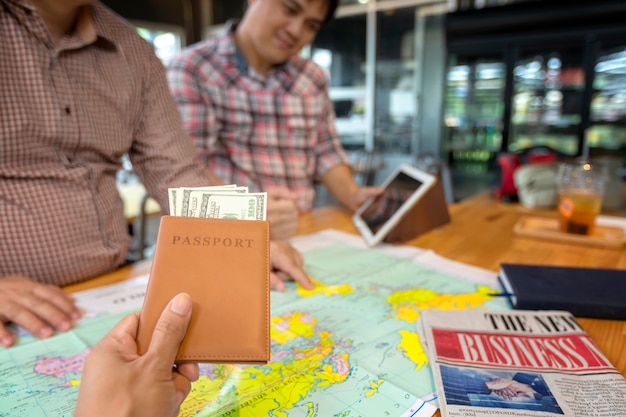 El hombre de negocios planea comercializar al configurar el país para invertir en el mapa