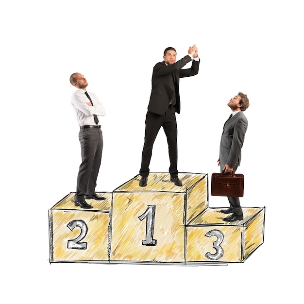 hombre de negocios en podios. Competencia de éxito
