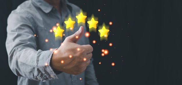 Un hombre de negocios pone el pulgar hacia arriba en las cinco estrellas para dar satisfacción en el servicio de servicio muy impresionado Servicio al cliente y concepto de satisfacción