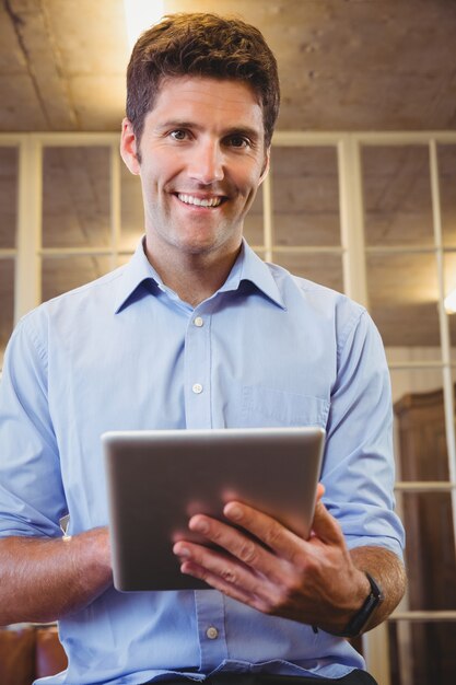 Foto hombre de negocios posando con su tableta