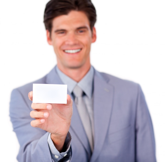 Foto hombre de negocios positivo que sostiene una tarjeta blanca