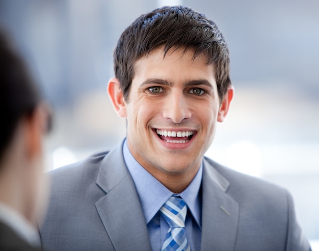 Hombre de negocios positivo en una reunión