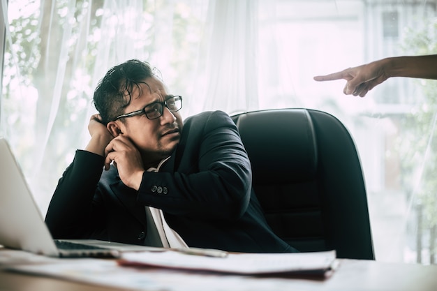Hombre de negocios preocupado en el lugar de trabajo