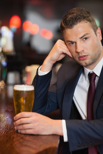 Hombre de negocios preocupado tomando una copa