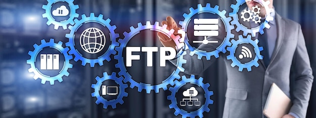 Hombre de negocios presionando la pantalla táctil FTP Blue concepto de TI