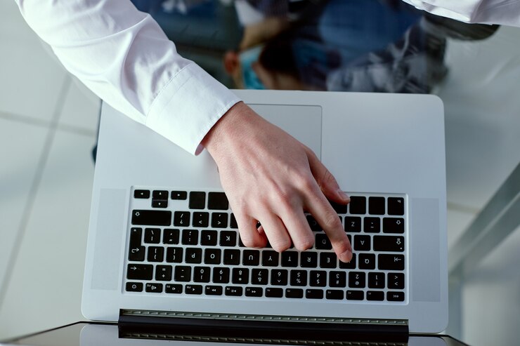 Foto hombre de negocios presionando una tecla con el número en su computadora portátil