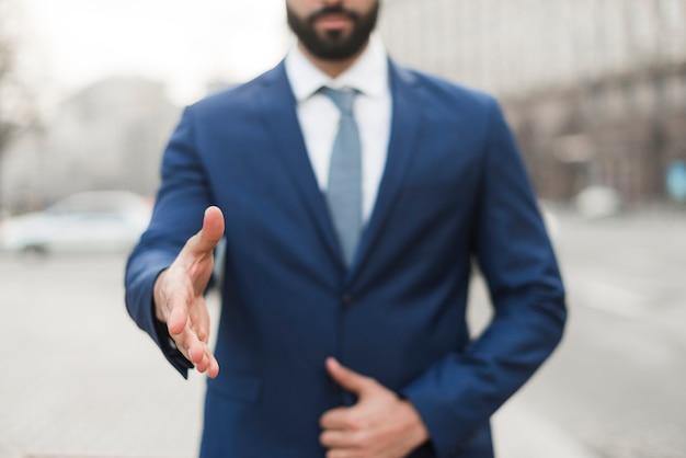 Hombre de negocios de primer plano con mano listo para sacudir