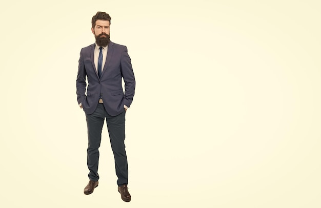 Hombre de negocios profesional serio hombre de negocios ceo de pie con las manos en los bolsillos en traje