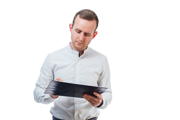 Foto hombre de negocios, profesor, mentor, estudio y firma de documentos de un nuevo proyecto empresarial. aislado sobre fondo blanco