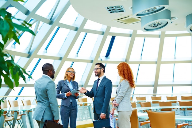 Foto hombre de negocios que discuten equipo empleado