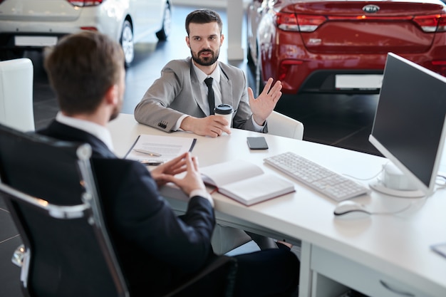 Hombre de negocios que elige el coche