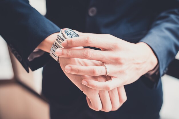 Hombre de negocios que mira su reloj en oficina. concepto para negocio