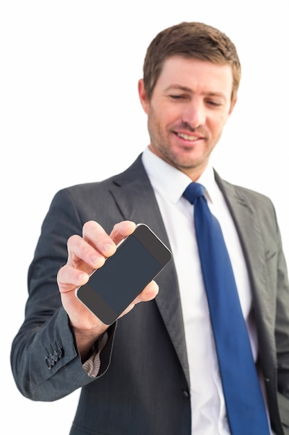 Foto hombre de negocios que muestra su pantalla del teléfono inteligente