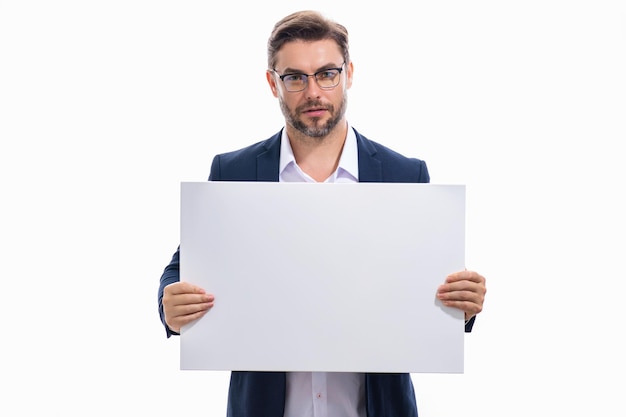 Hombre de negocios que muestra el tablero en blanco de la promoción en el fondo del estudio Letrero en blanco con copyspace Concepto de publicidad Tablero de anuncios con espacio de copia maqueta en blanco espacio de copia Cartel de letrero en blanco