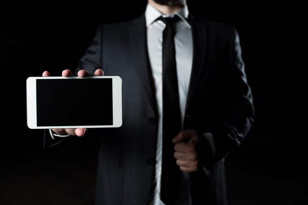 Hombre de negocios que presenta información importante en la pantalla del teléfono