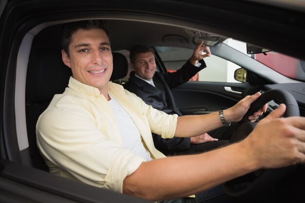 Hombre de negocios que señala un interior del coche