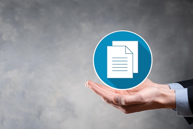Hombre de negocios que sostiene un icono de documento en su mano Concepto de tecnología de Internet de negocios del sistema de datos de gestión de documentos. Sistema de gestión de datos corporativos DMS.flat iconos con largas sombras.
