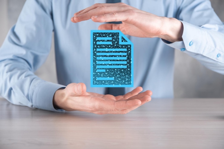Foto hombre de negocios que sostiene un icono de documento en su mano concepto de tecnología de internet de negocios del sistema de datos de gestión de documentos. sistema de gestión de datos corporativos dms low poly, poligonal