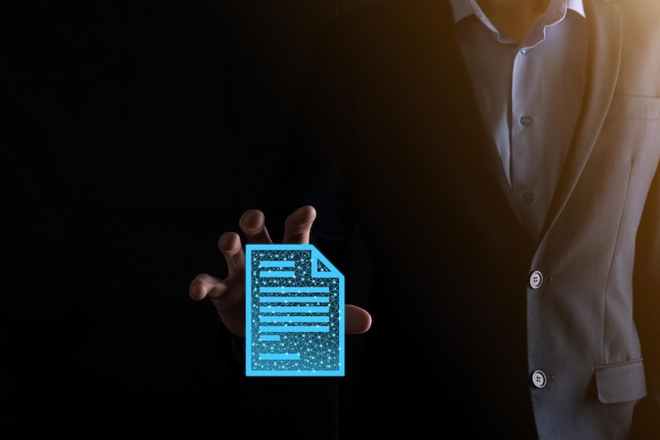 Foto hombre de negocios que sostiene un icono de documento en su mano concepto de tecnología de internet de negocios del sistema de datos de gestión de documentos. sistema de gestión de datos corporativos dms low poly, poligonal