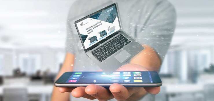 Foto hombre de negocios que sostiene un ordenador portátil con la plantilla del sitio web del negocio en la pantalla aislada