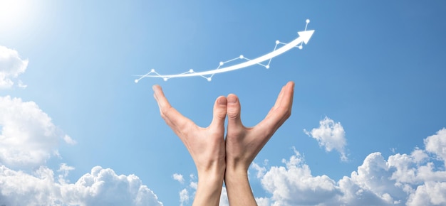 El hombre de negocios que sostiene la tableta y muestra gráficos holográficos y estadísticas del mercado de valores obtiene ganancias. Concepto de planificación del crecimiento y estrategia empresarial. Visualización de pantalla digital de formulario de buena economía.