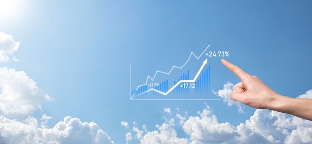 Hombre de negocios que sostiene la tableta y que muestra gráficos holográficos y estadísticas del mercado de valores obtiene ganancias. Concepto de planificación del crecimiento y estrategia empresarial. Visualización de pantalla digital de buena forma económica.