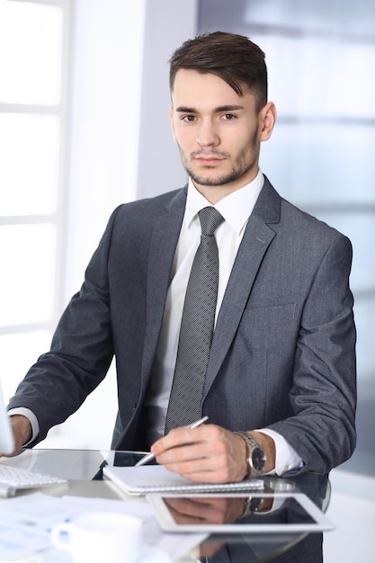 Hombre de negocios que trabaja con la computadora en la oficina moderna Captura de cabeza del empresario o gerente árabe en el lugar de trabajo Concepto de negocio