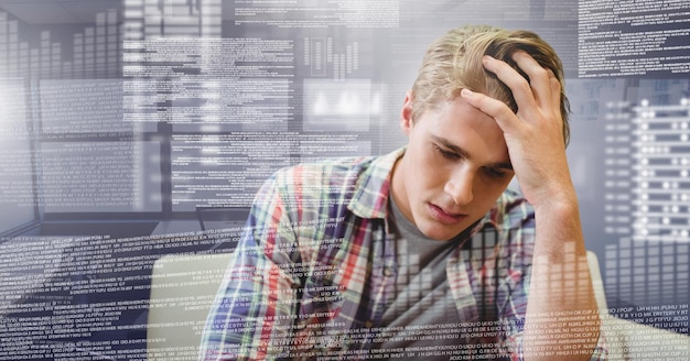 Hombre de negocios que trabaja en la computadora portátil con interfaz de texto de pantalla
