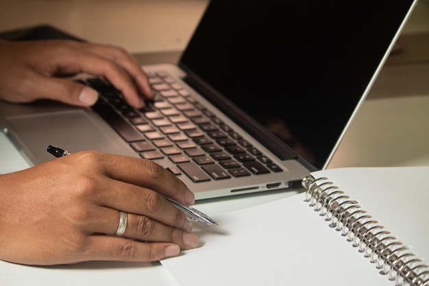 Hombre de negocios que trabaja en una computadora portátil navegando por Internet o un estudiante aprendiendo un curso en línea