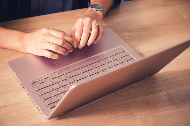 Hombre de negocios que trabaja con la computadora portátil en la sala de seminarios