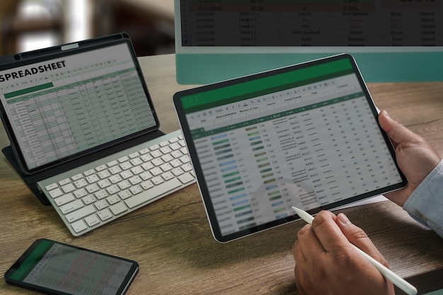 hombre de negocios que trabaja con datos y gráficos en documentos de hoja de cálculo para análisis en línea Microsoft Excel tablero de instrumentos de proyecto contabilidad digital
