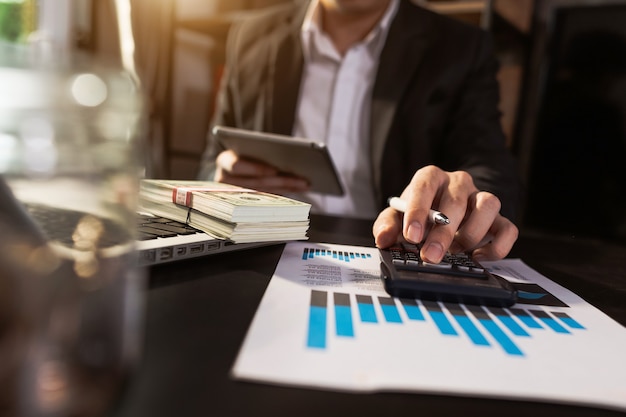 Foto hombre de negocios que trabaja con finanzas sobre costos y calculadora