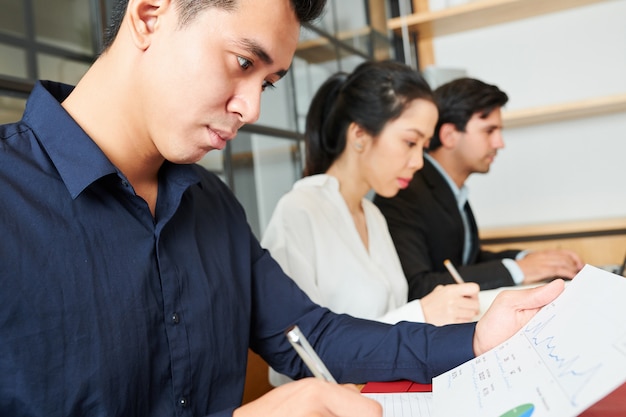 Hombre de negocios que trabaja con gráficos financieros