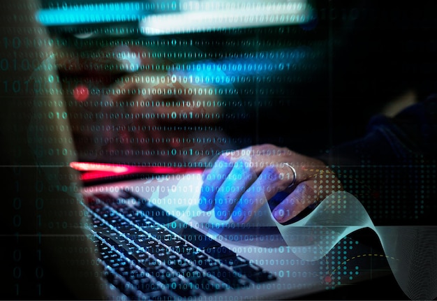 hombre de negocios que trabaja con nuevas computadoras modernas y estrategia de negocios como concepto
