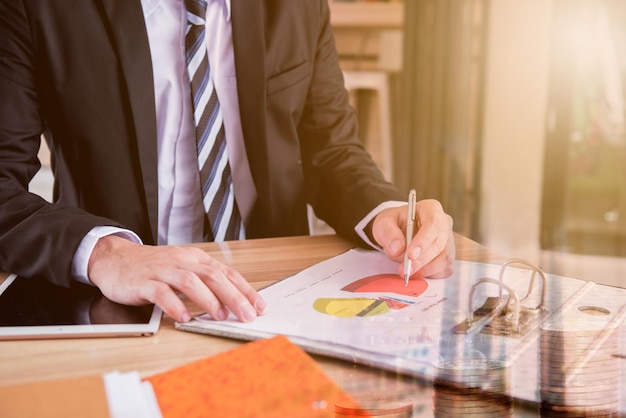 hombre de negocios que trabaja para el objetivo y tiene éxito con el gráfico