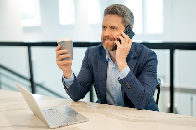 Hombre de negocios que trabaja en la oficina hombre de negocios en traje casual usando una computadora portátil en la oficina