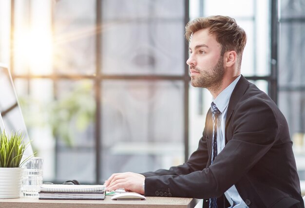 hombre de negocios que trabaja en la oficina
